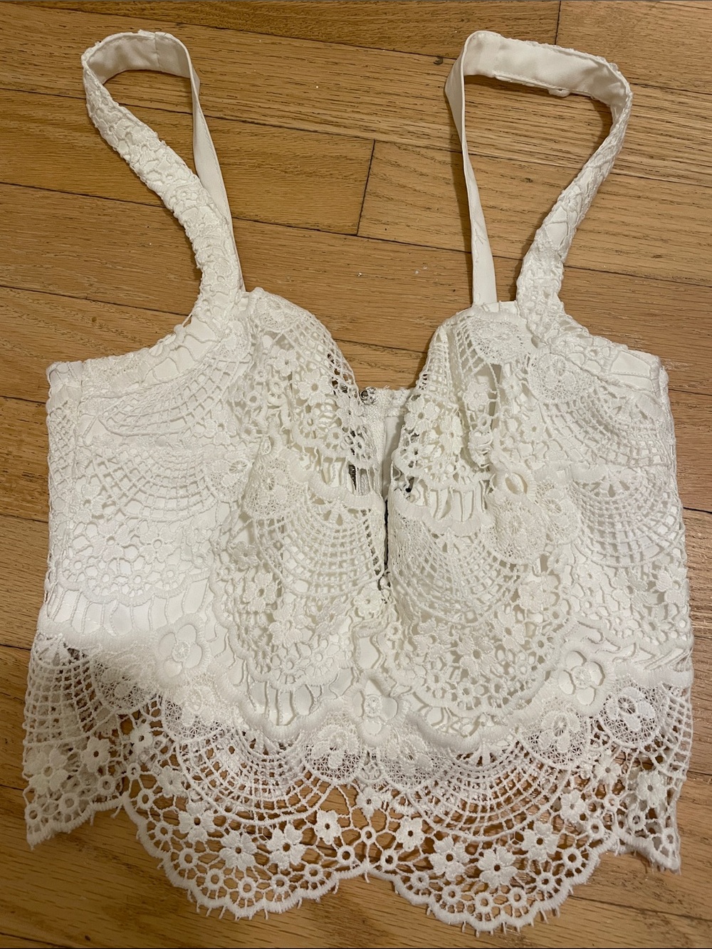 NWT SABO Skirt White Lace Top with Plunging Neckline - Size XS - Picture 2 of 11